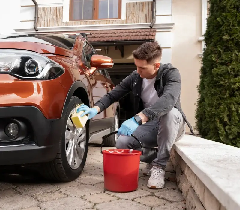 Lavage auto à domicile Saint-Jory-de-Chalais : professionnel intervenant sur un véhicule
